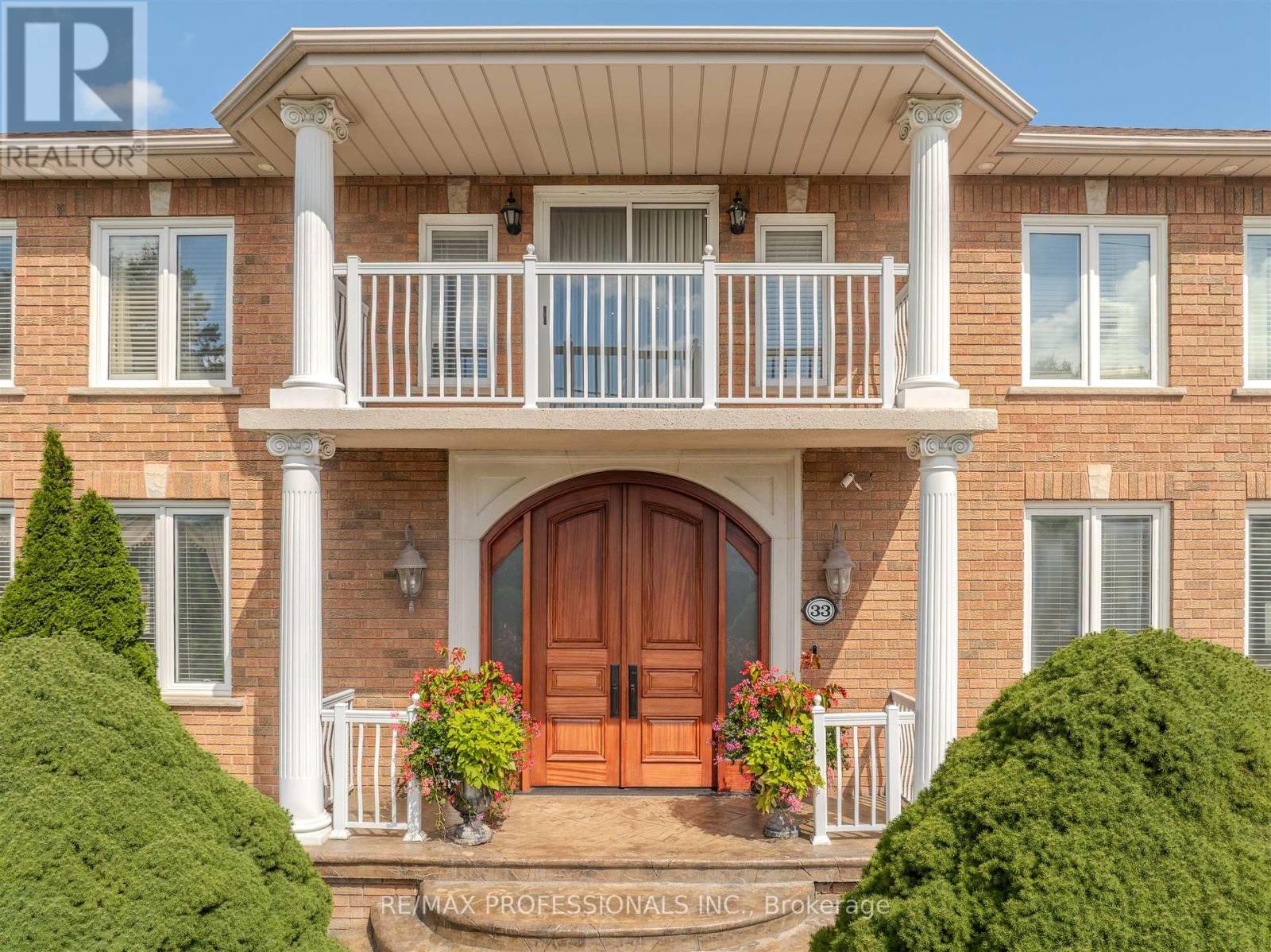 33 Redberry Parkway, Toronto (Maple Leaf), Ontario  M6L 2J7 - Photo 3 - W12363523