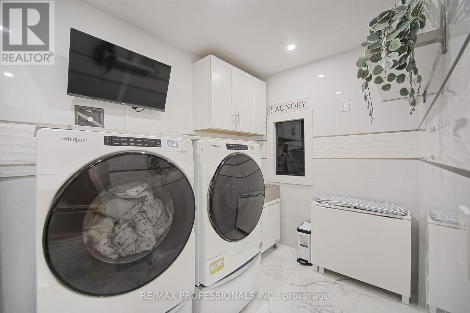 33 Redberry Parkway, Toronto, Ontario  M6L 2J7 - Photo 36 - W12363523