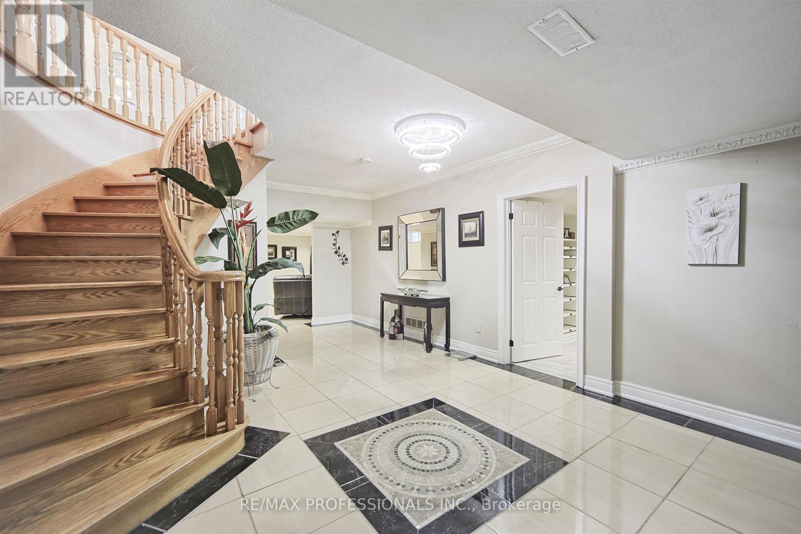 33 Redberry Parkway, Toronto, Ontario  M6L 2J7 - Photo 38 - W12363523