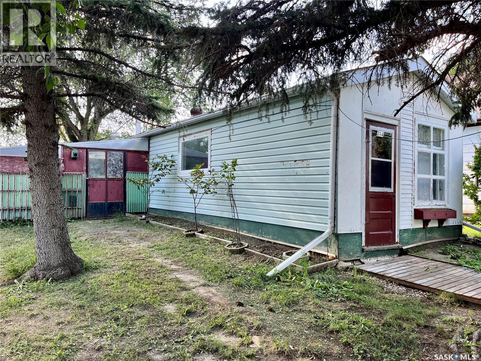 214 2nd Street E, Lafleche, Saskatchewan  S0H 3R0 - Photo 1 - SK995963
