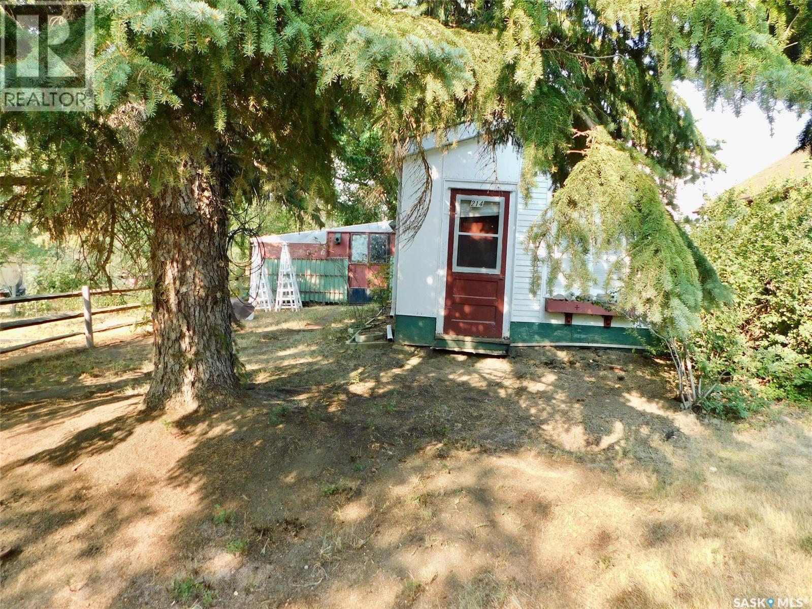 214 2nd Street E, Lafleche, Saskatchewan  S0H 3R0 - Photo 2 - SK995963