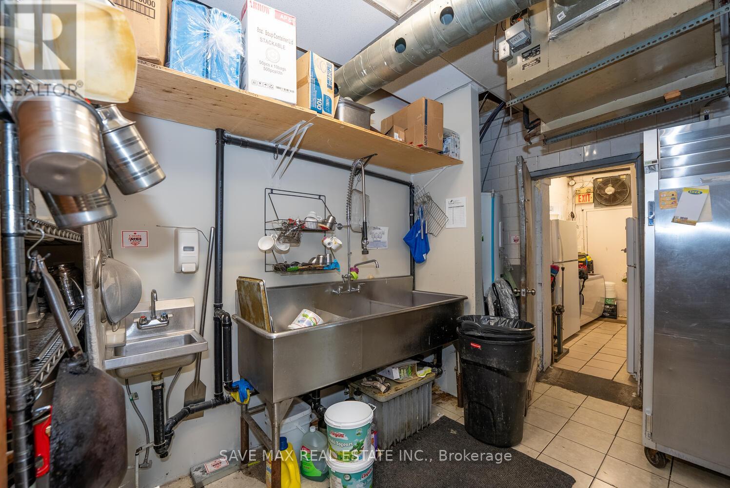 1212 Dundas Street W, Mississauga, Ontario  L5C 1E2 - Photo 24 - W12363594