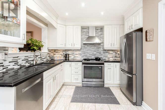7148 Village Walk, Mississauga, Ontario  L5W 1X2 - Photo 23 - W12363624