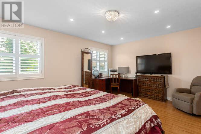 7148 Village Walk, Mississauga, Ontario  L5W 1X2 - Photo 30 - W12363624