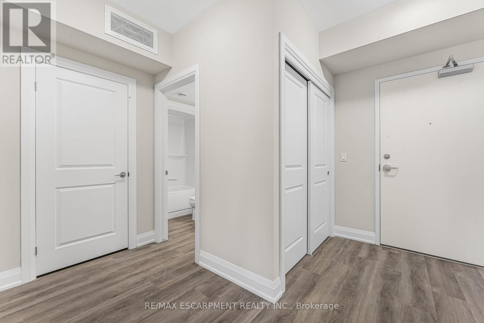 114 - 118 Summersides Boulevard, Pelham, Ontario  L0E 1E1 - Photo 2 - X12363592