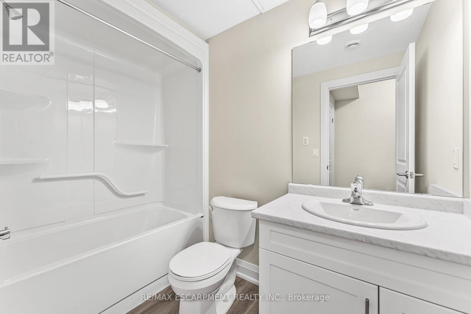 114 - 118 Summersides Boulevard, Pelham, Ontario  L0E 1E1 - Photo 4 - X12363592