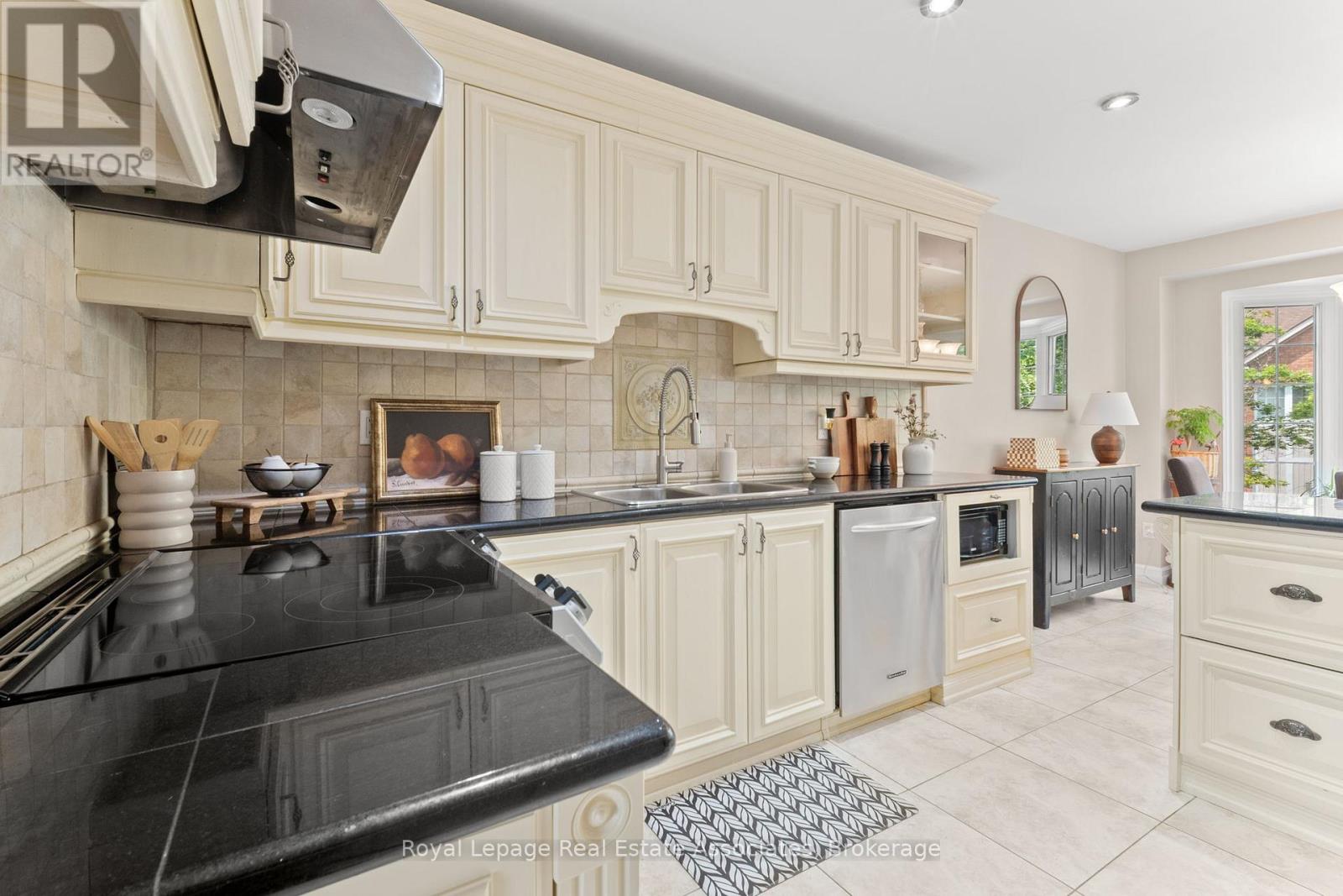 7 - 4605 Donegal Drive, Mississauga, Ontario  L5M 4X7 - Photo 6 - W12363647