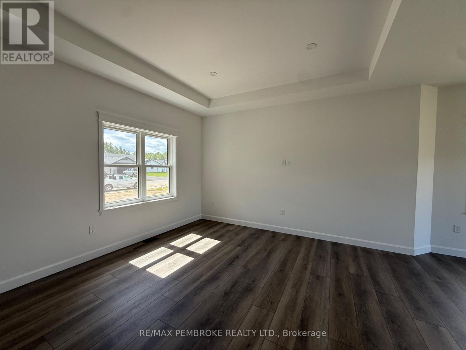 14 Durant Street, Petawawa, Ontario  K8H 0G2 - Photo 10 - X12341248