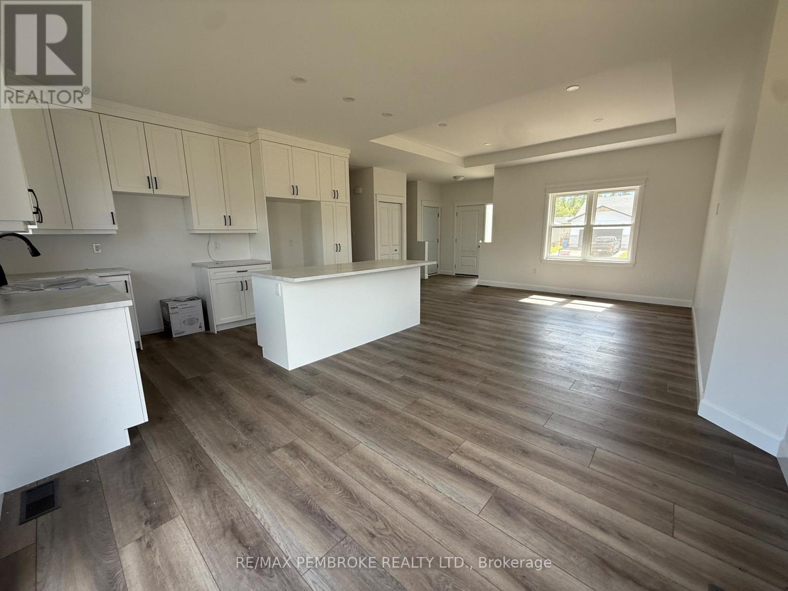 14 Durant Street, Petawawa, Ontario  K8H 0G2 - Photo 7 - X12341248