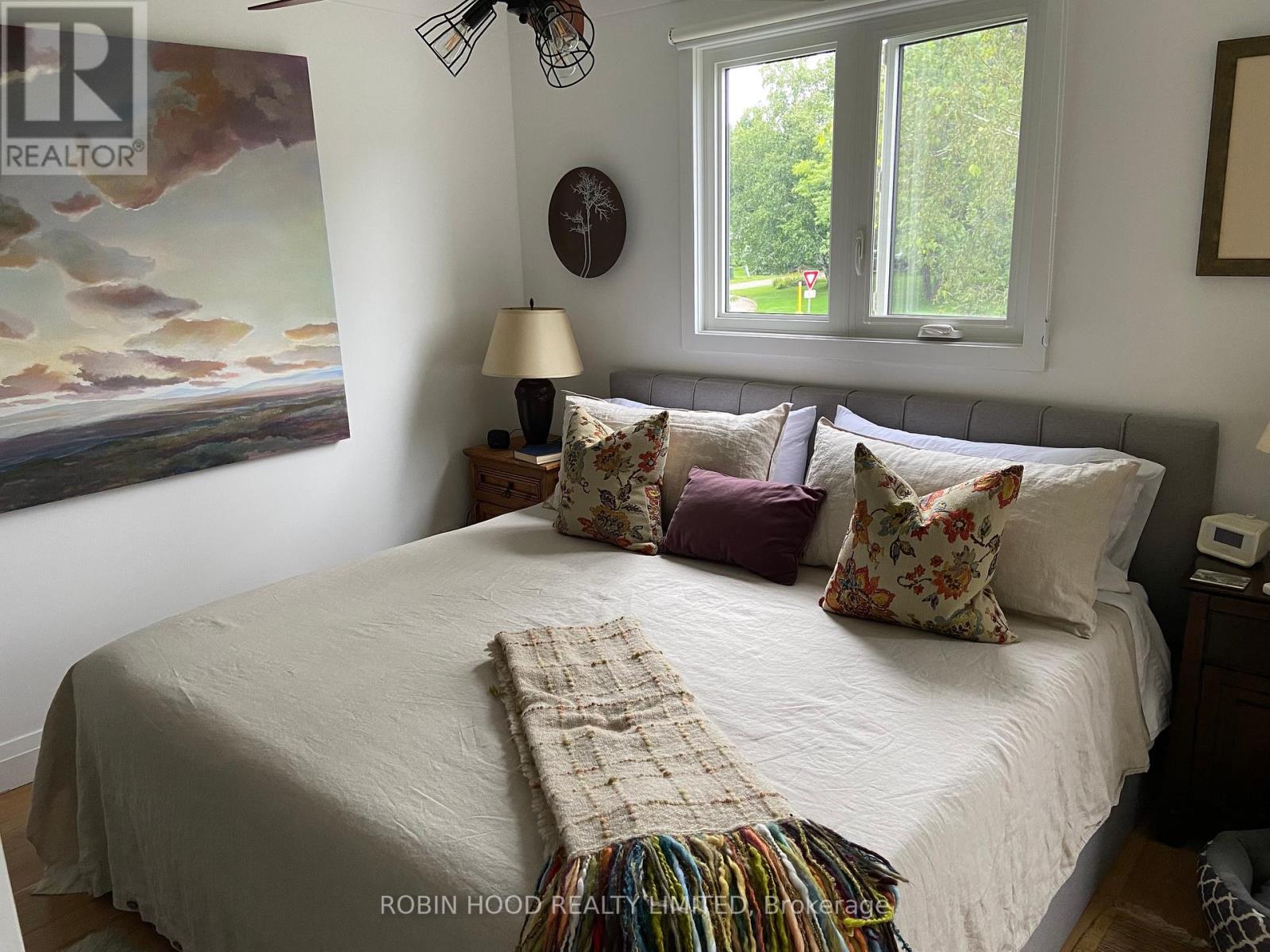 119 Applevale Court, Blue Mountains, Ontario  N0H 2P0 - Photo 5 - X12363703