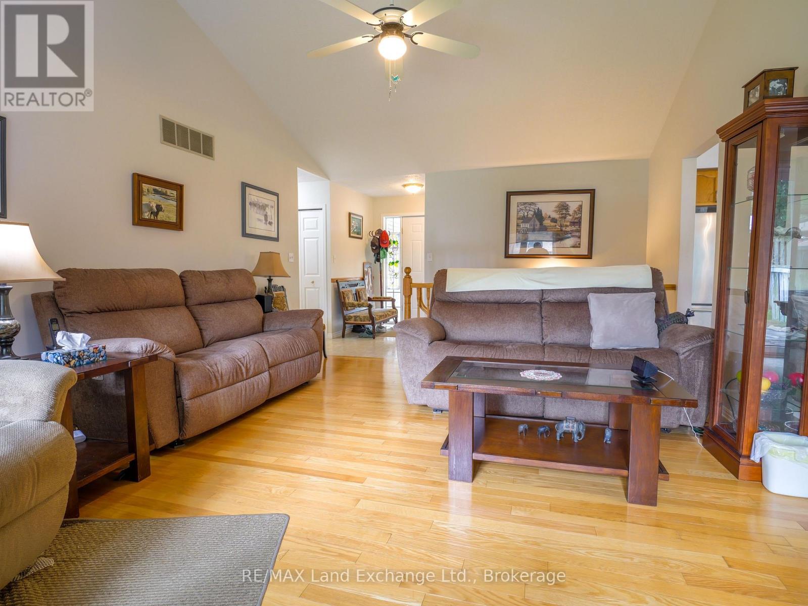 806 Maplewood Drive, Saugeen Shores, Ontario  N0H 2C4 - Photo 12 - X12360560