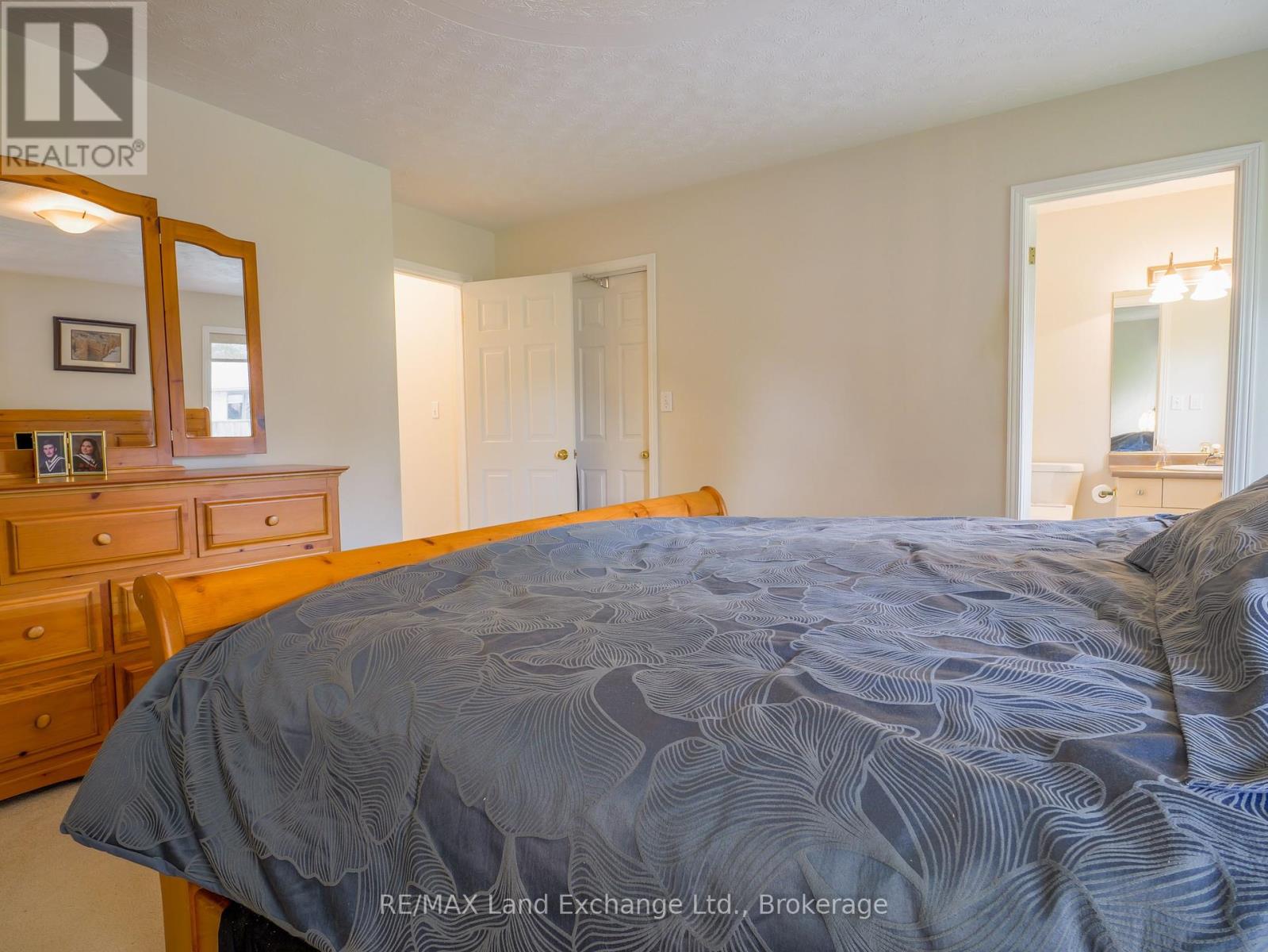 806 Maplewood Drive, Saugeen Shores, Ontario  N0H 2C4 - Photo 15 - X12360560