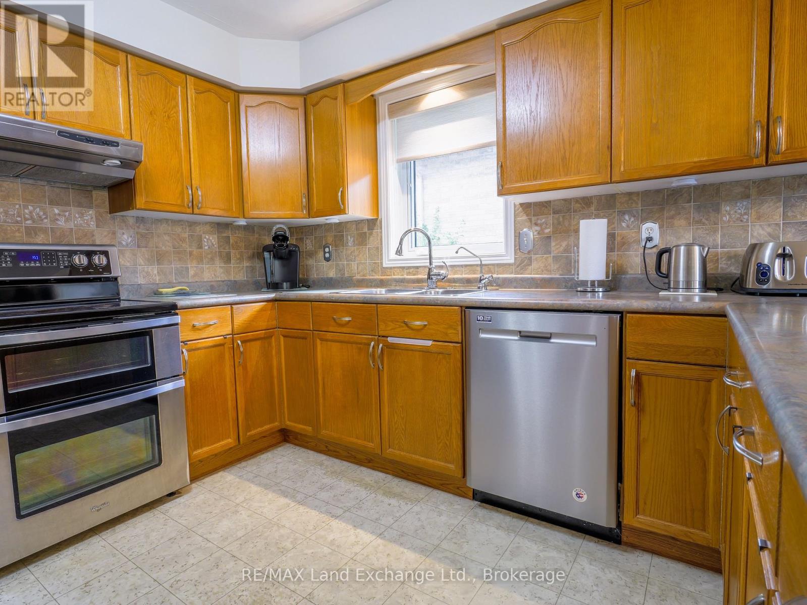 806 Maplewood Drive, Saugeen Shores, Ontario  N0H 2C4 - Photo 6 - X12360560