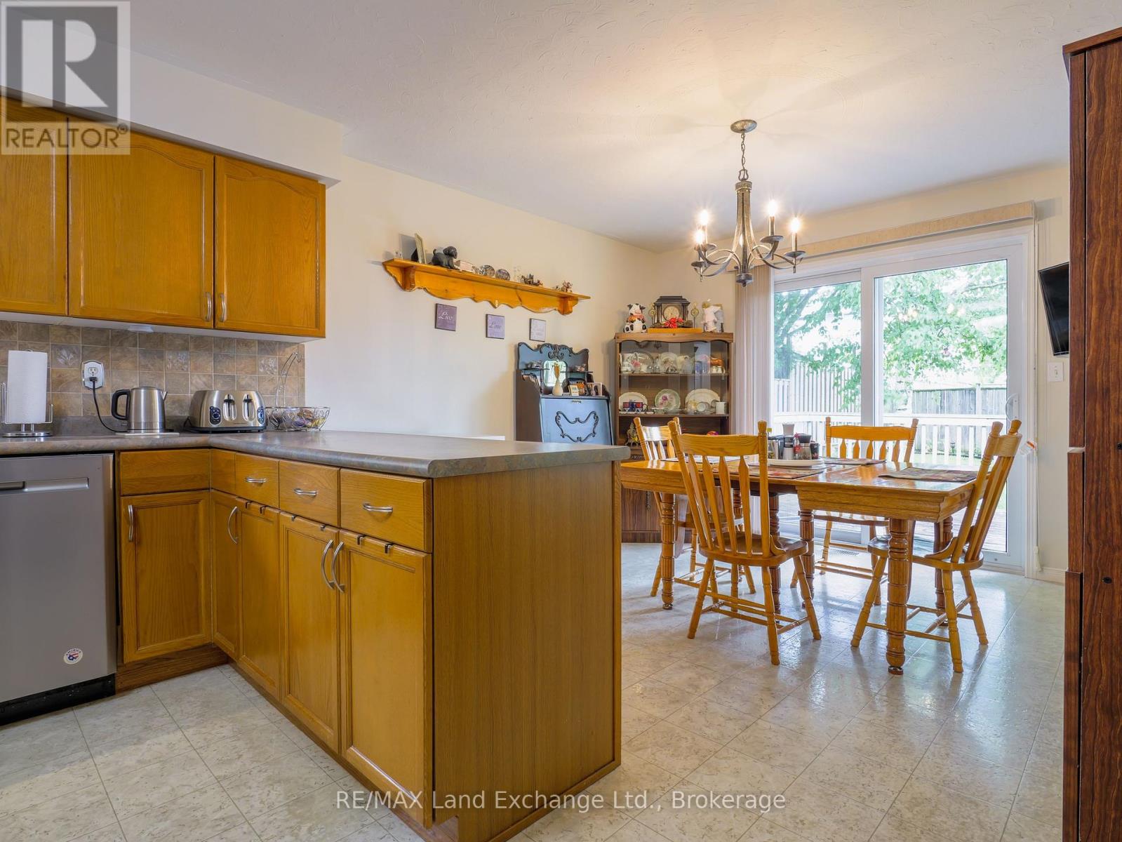806 Maplewood Drive, Saugeen Shores, Ontario  N0H 2C4 - Photo 9 - X12360560