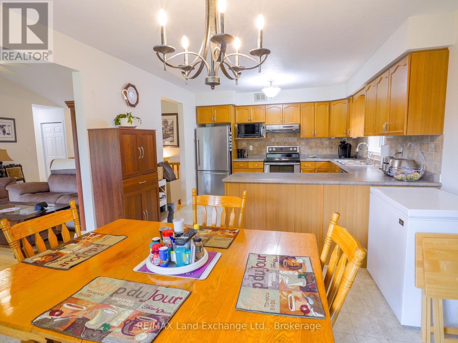 806 Maplewood Drive, Saugeen Shores, Ontario  N0H 2C4 - Photo 8 - X12360560