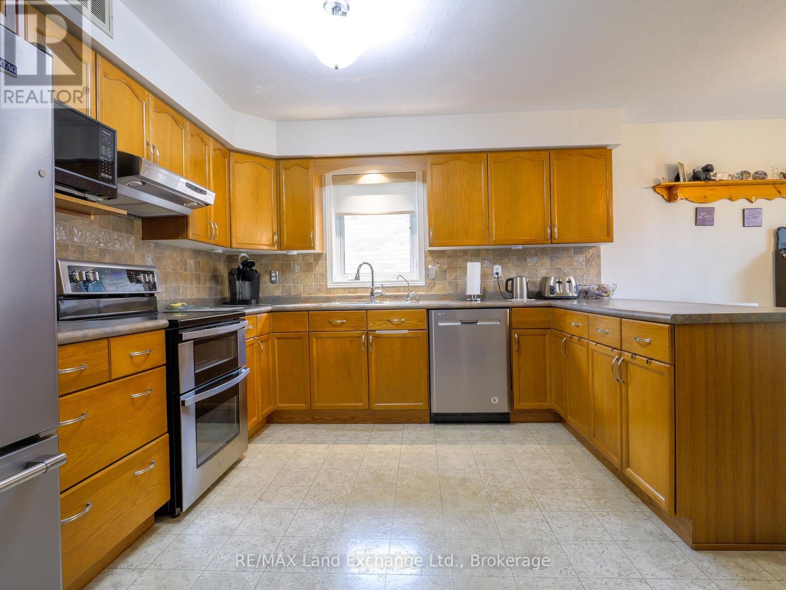 806 Maplewood Drive, Saugeen Shores, Ontario  N0H 2C4 - Photo 7 - X12360560