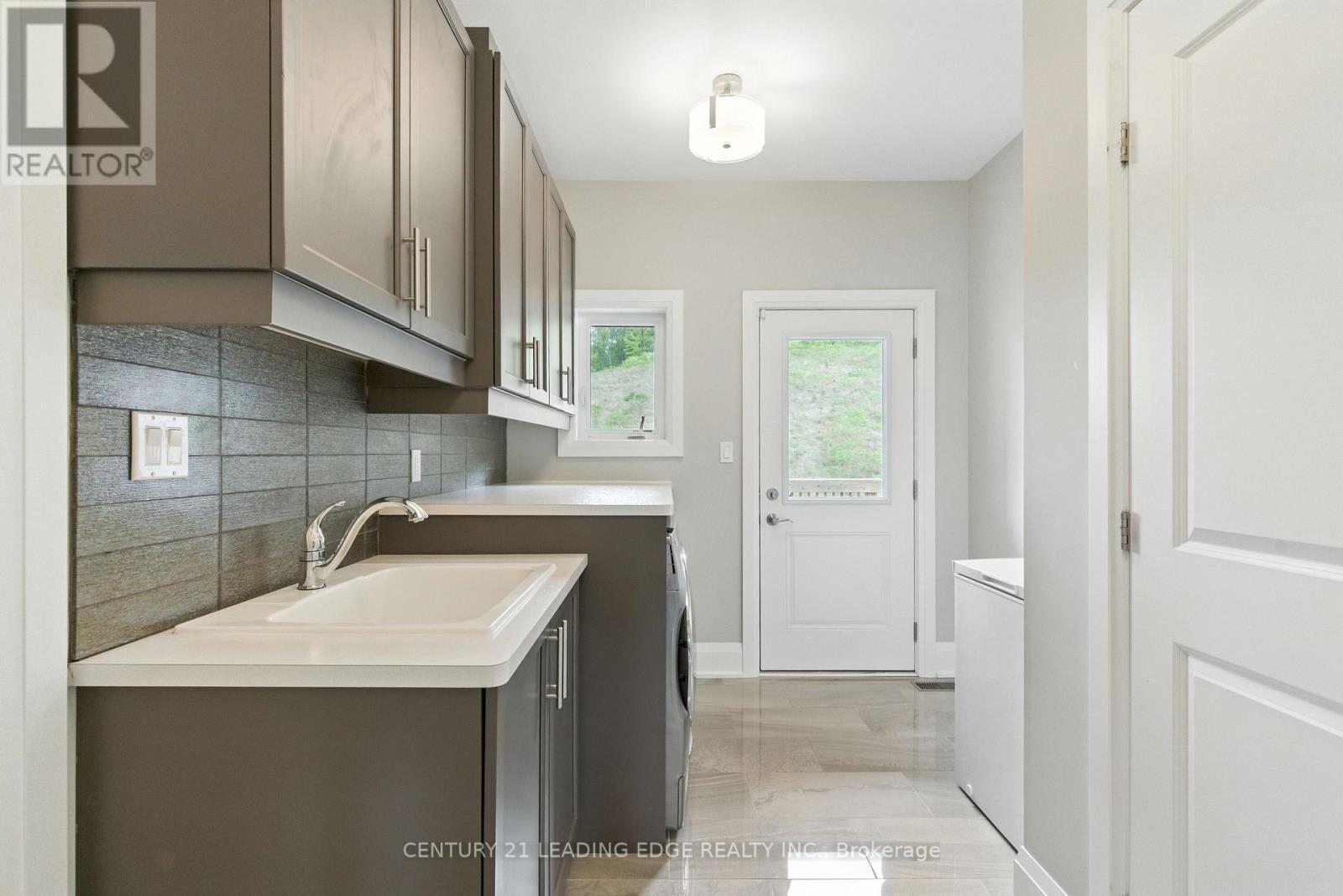 43 Thoroughbred Drive, Oro-Medonte, Ontario  L0K 1E0 - Photo 18 - S12363729