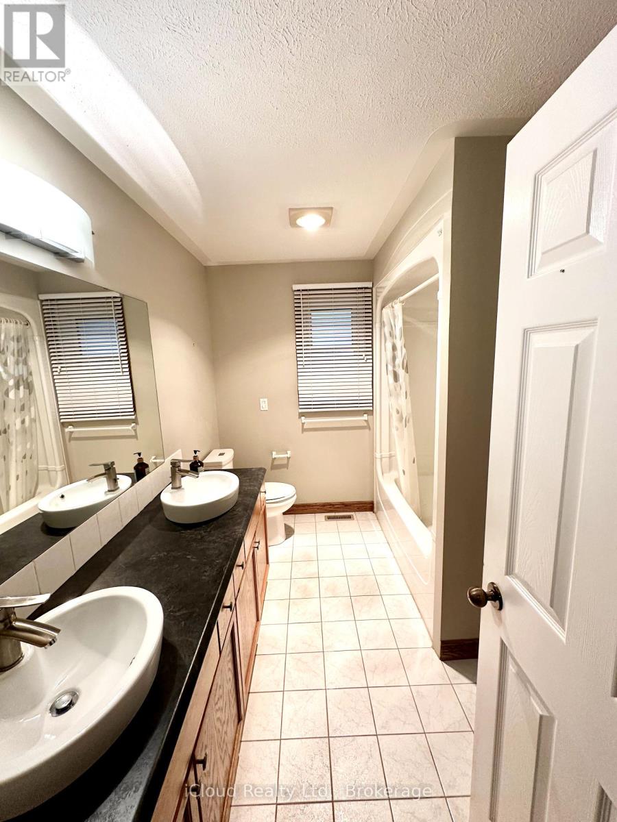 86 Glendale Drive, Tillsonburg, Ontario  N4G 1J7 - Photo 10 - X12363737