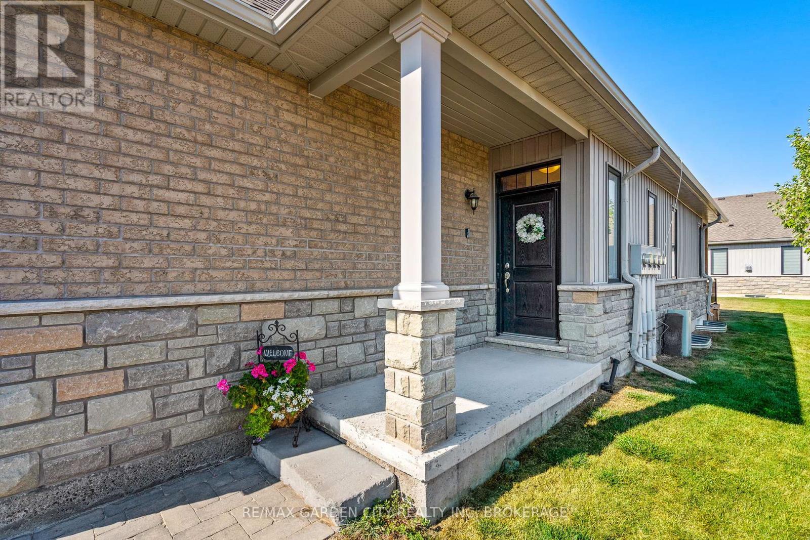 54 Borden Trail, Welland, Ontario  L3C 0H1 - Photo 4 - X12363771