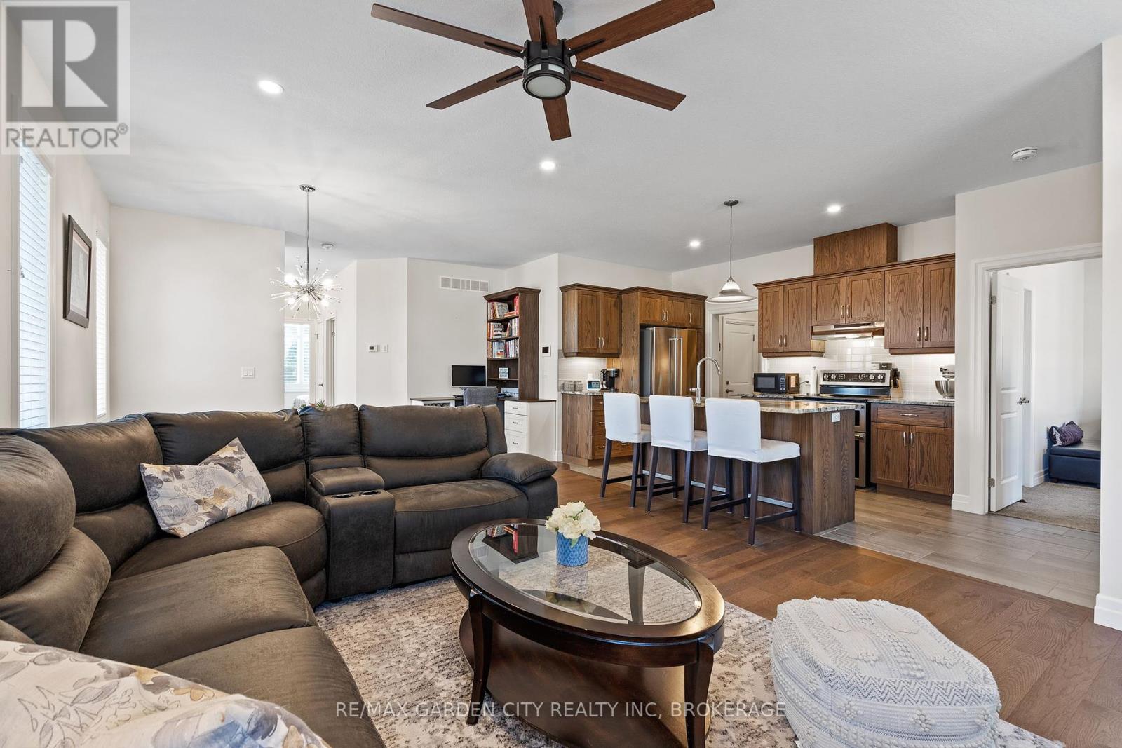 54 Borden Trail, Welland, Ontario  L3C 0H1 - Photo 7 - X12363771