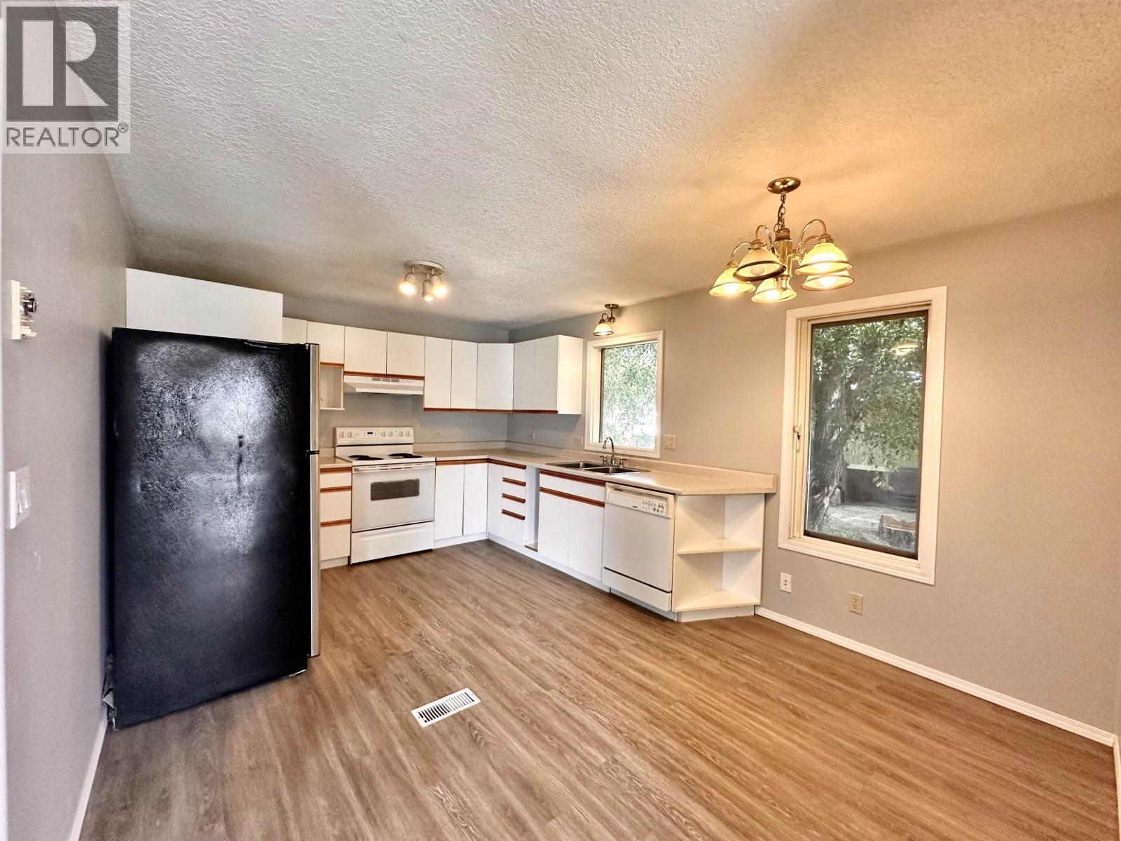 1144 4th Avenue, Valemount, British Columbia  V0E 2Z0 - Photo 2 - R3039702