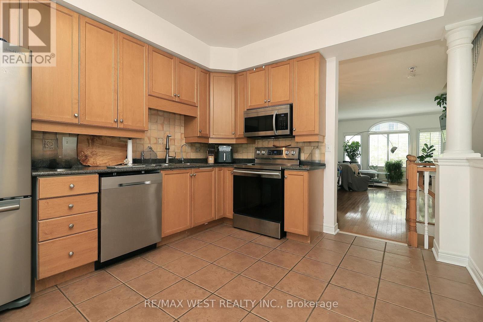 8 James Stock Path, Toronto, Ontario  M8Z 6C6 - Photo 11 - W12363898