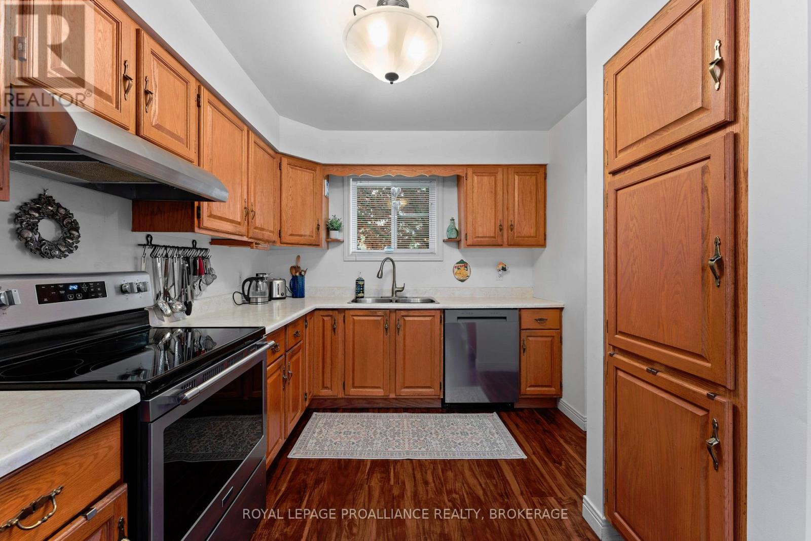 103 Elmwood Drive, Gananoque, Ontario  K7G 3A5 - Photo 4 - X12363950
