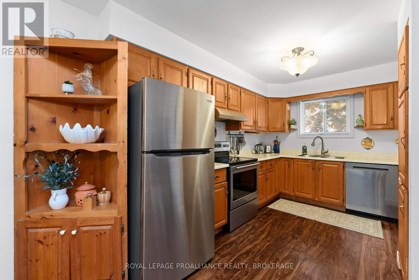 103 Elmwood Drive, Gananoque, Ontario  K7G 3A5 - Photo 6 - X12363950