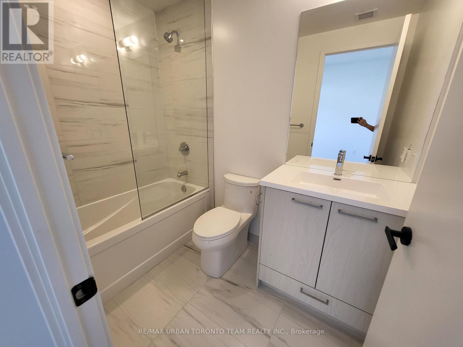 3905 - 28 Interchange Way, Vaughan, Ontario L4K 0P8 - Photo 10 - N12363961