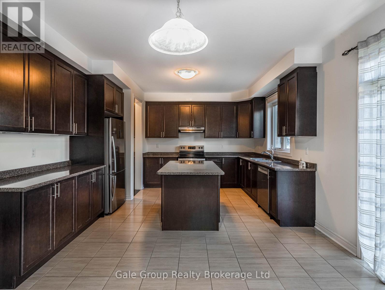 200 Harcourt Crescent S, Woodstock (Woodstock - North), Ontario  N4T 0L3 - Photo 4 - X12363963