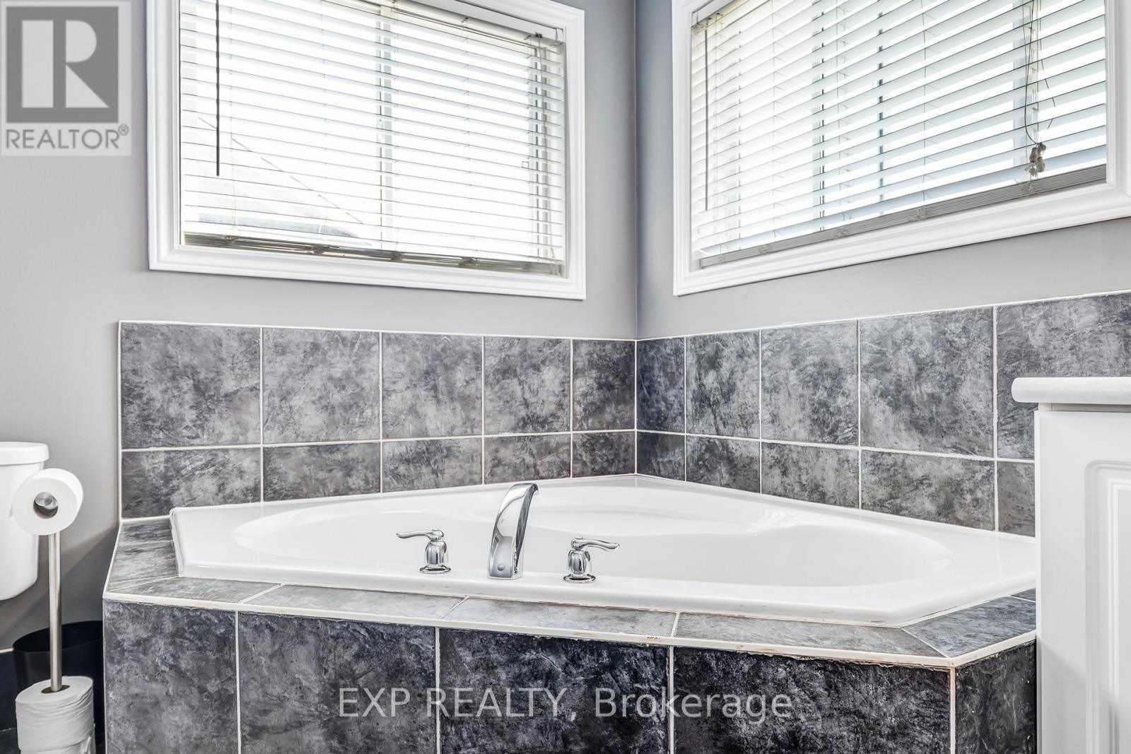 184 Cachet Boulevard, Whitby, Ontario  L1M 2L9 - Photo 29 - E12364014