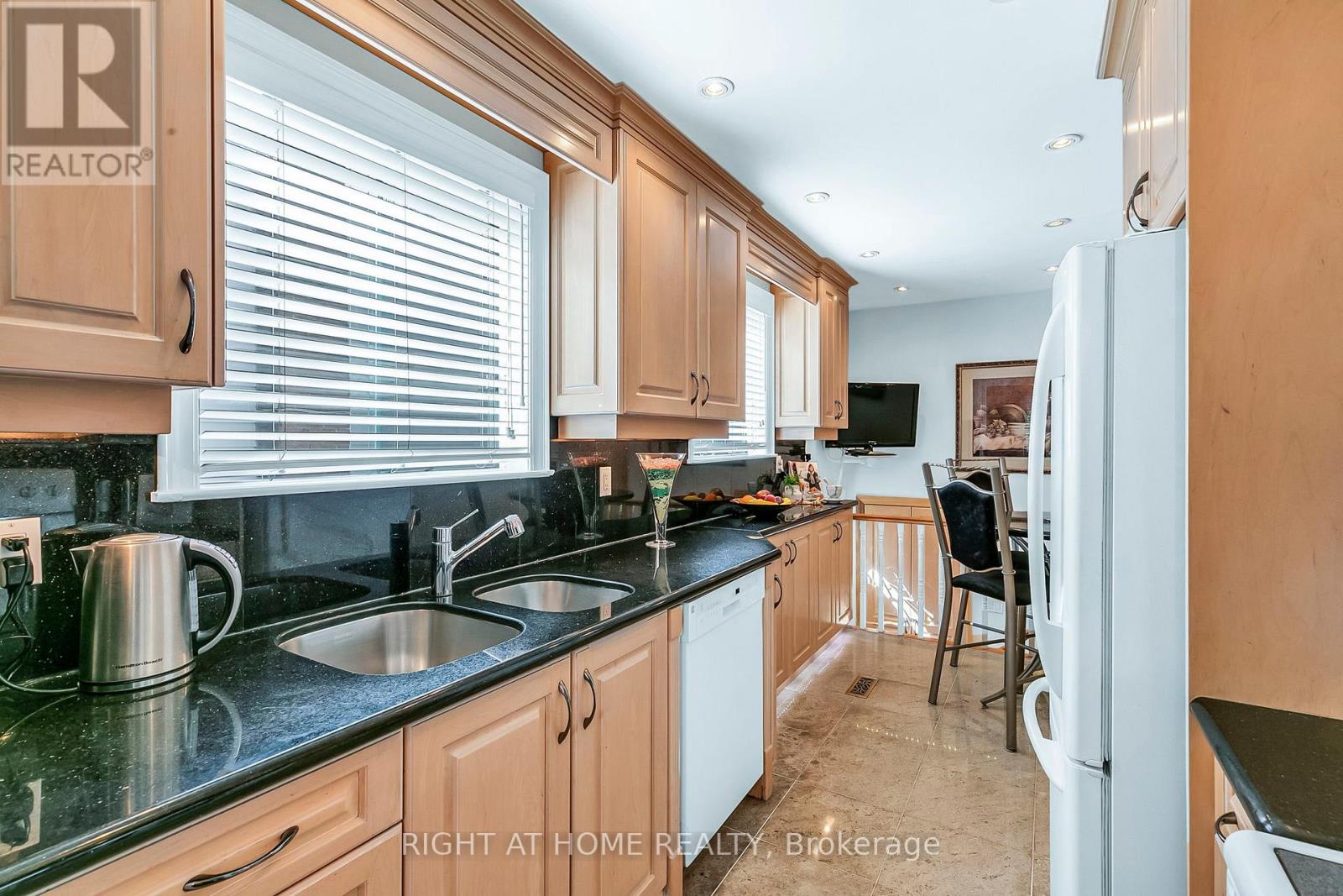 168 Springhead Gardens, Richmond Hill, Ontario  L4C 5C6 - Photo 14 - N12363984