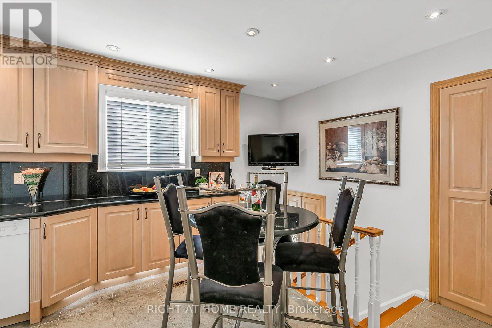 168 Springhead Gardens, Richmond Hill, Ontario  L4C 5C6 - Photo 16 - N12363984