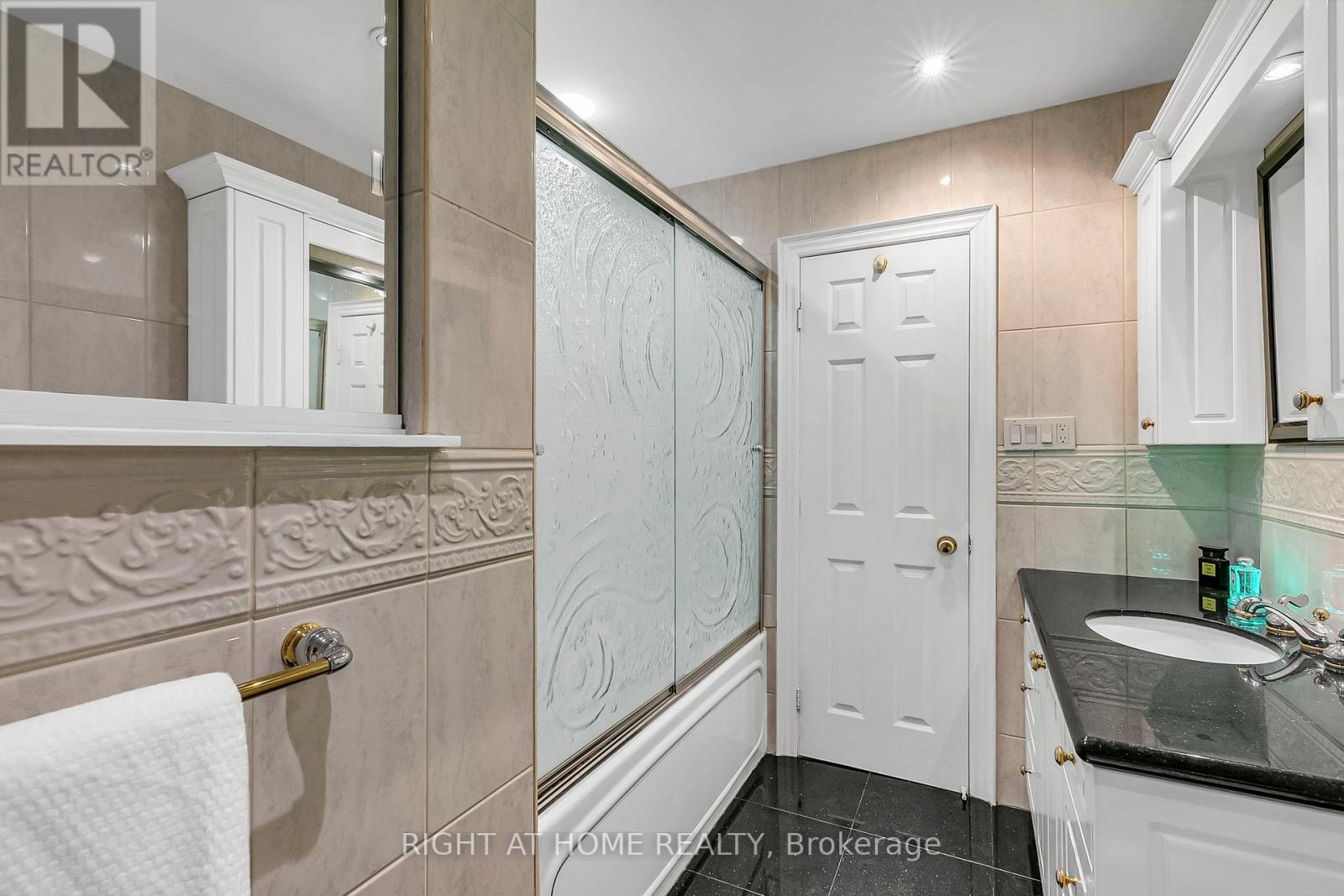 168 Springhead Gardens, Richmond Hill, Ontario  L4C 5C6 - Photo 29 - N12363984