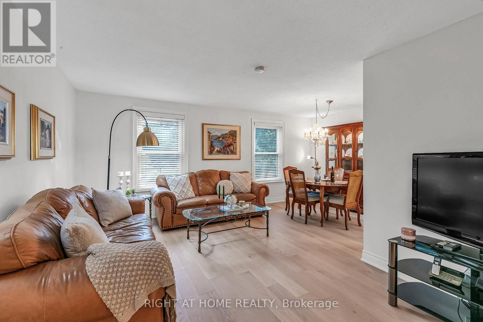 168 Springhead Gardens, Richmond Hill, Ontario  L4C 5C6 - Photo 7 - N12363984