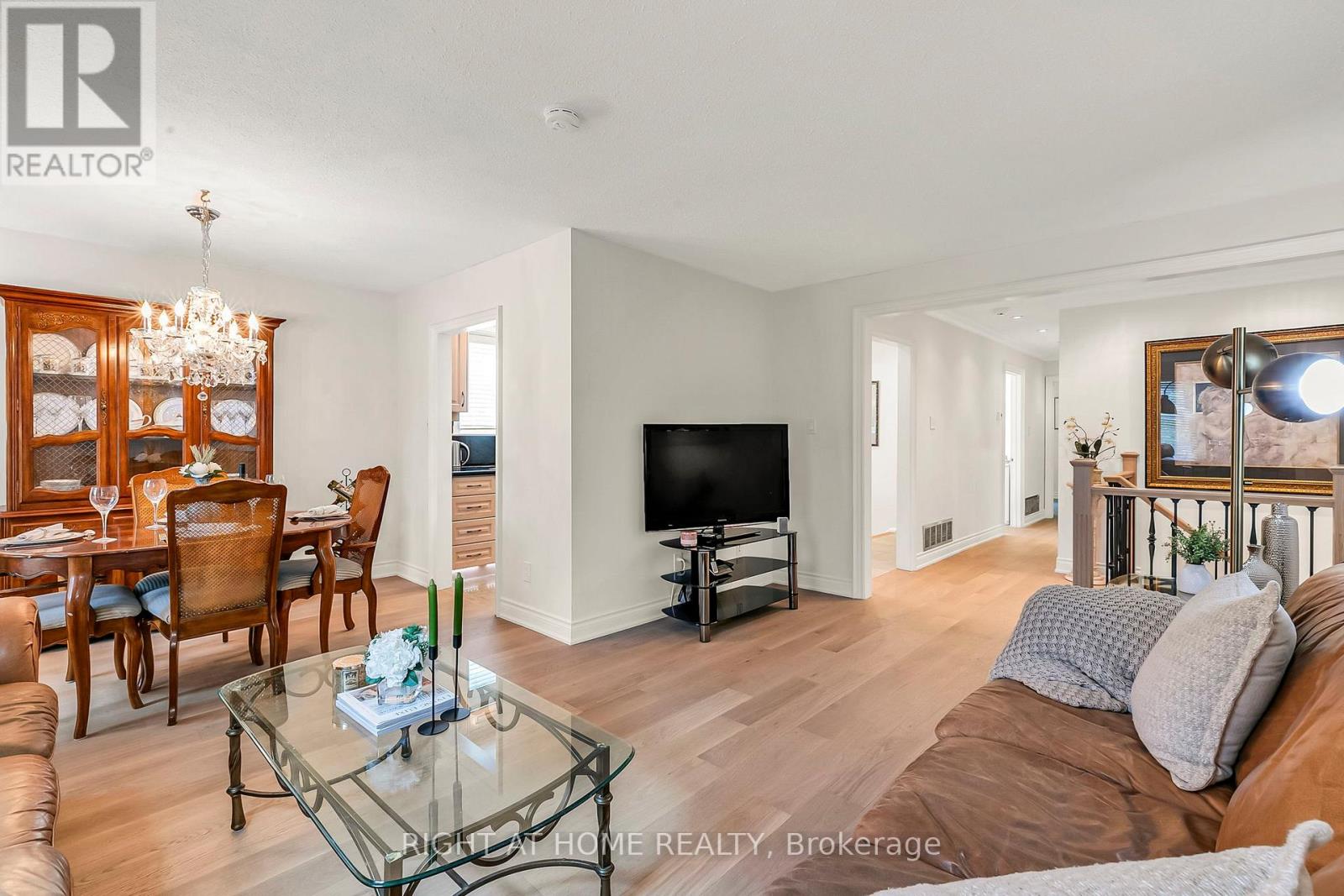 168 Springhead Gardens, Richmond Hill, Ontario  L4C 5C6 - Photo 8 - N12363984