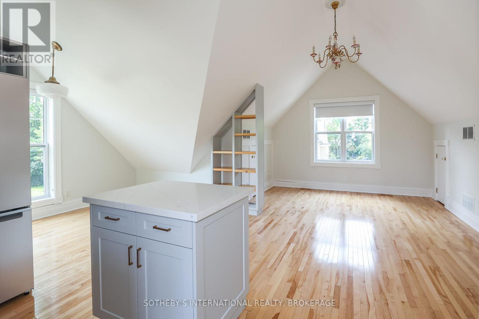 129 Johnson Street, Niagara-On-The-Lake, Ontario  L0S 1J0 - Photo 4 - X12364043