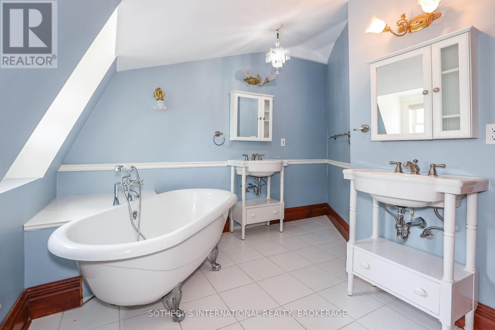 129 Johnson Street, Niagara-On-The-Lake, Ontario  L0S 1J0 - Photo 40 - X12364043