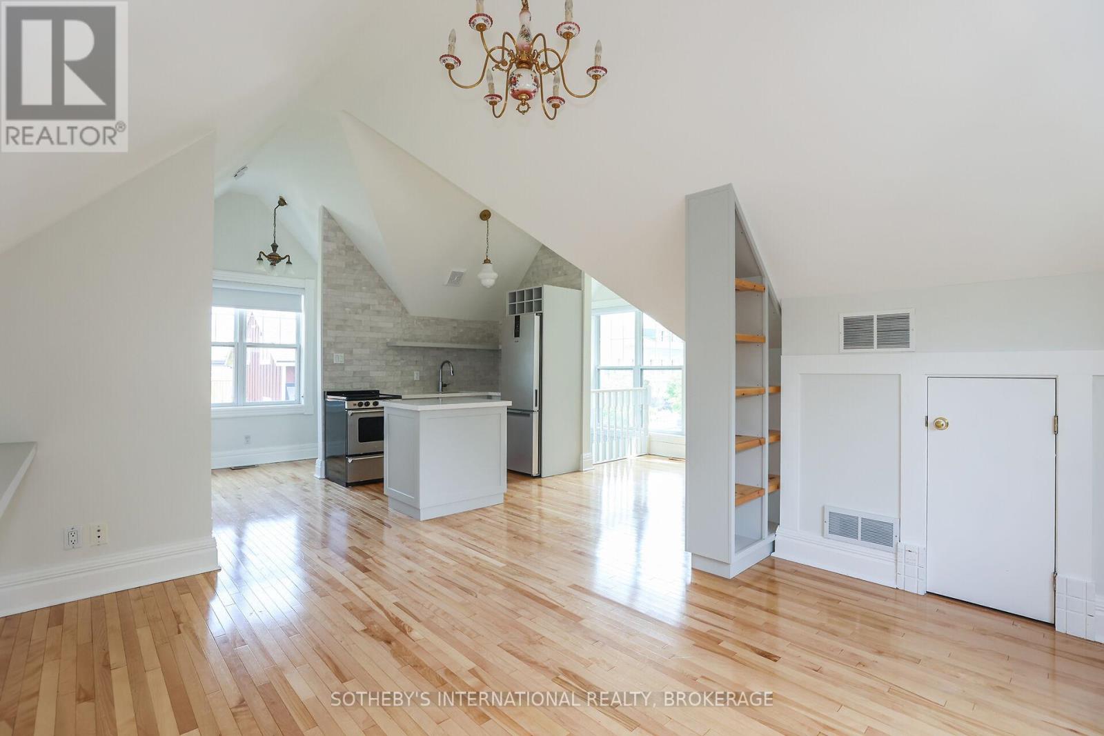 129 Johnson Street, Niagara-On-The-Lake, Ontario  L0S 1J0 - Photo 7 - X12364043