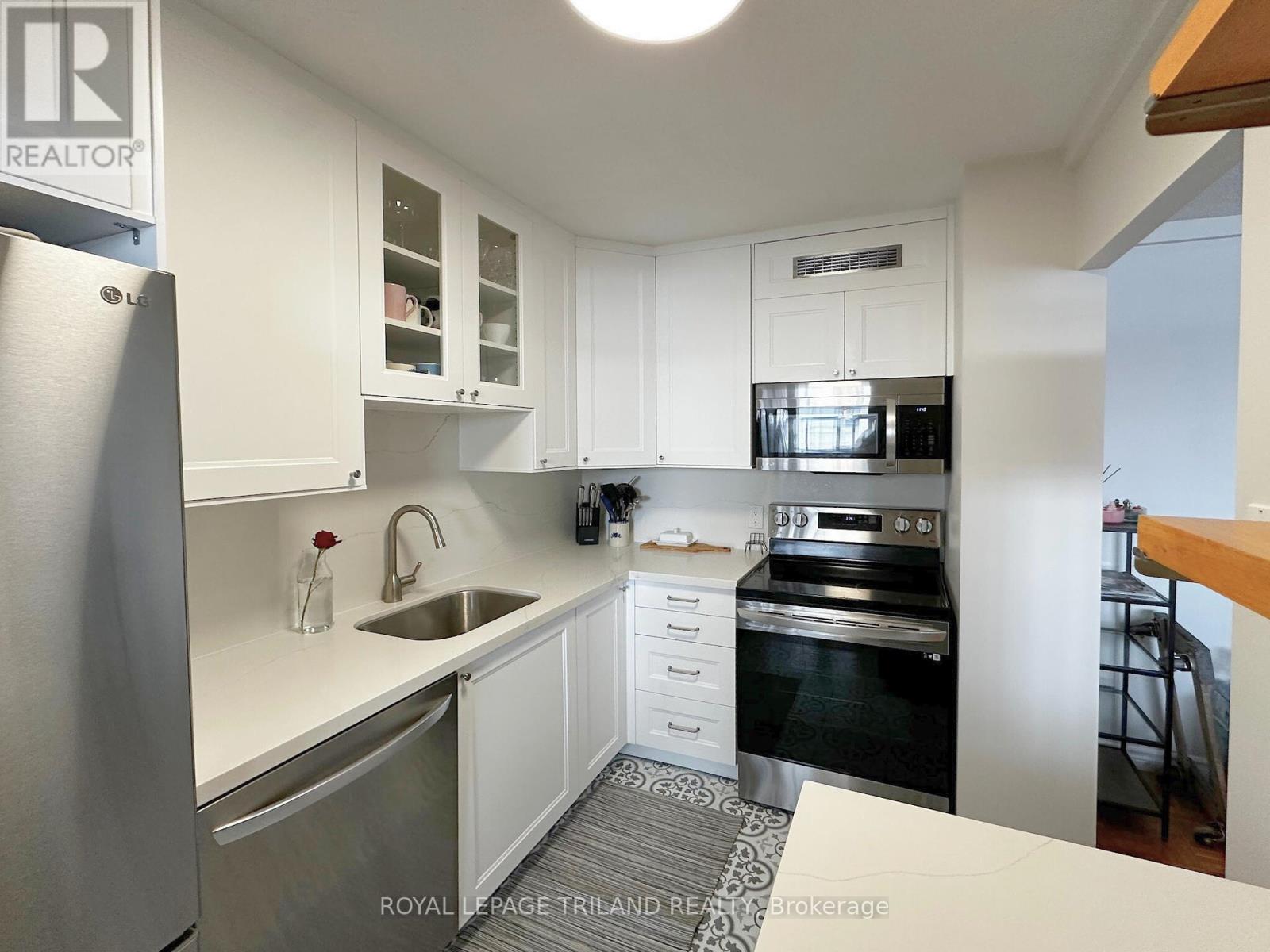 901 - 215 Glenridge Avenue, St. Catharines, Ontario  L2T 3J7 - Photo 1 - X12334035