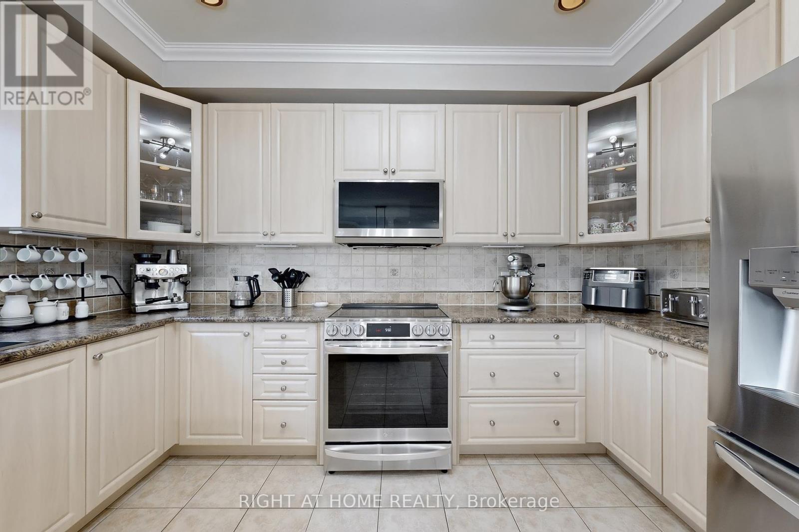418 Mapleton Avenue, Barrie, Ontario  L4N 0Z9 - Photo 6 - S12364116