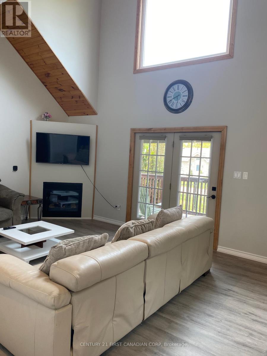 71889 Sunridge Crescent, Bluewater, Ontario  N0M 1N0 - Photo 14 - X12364252