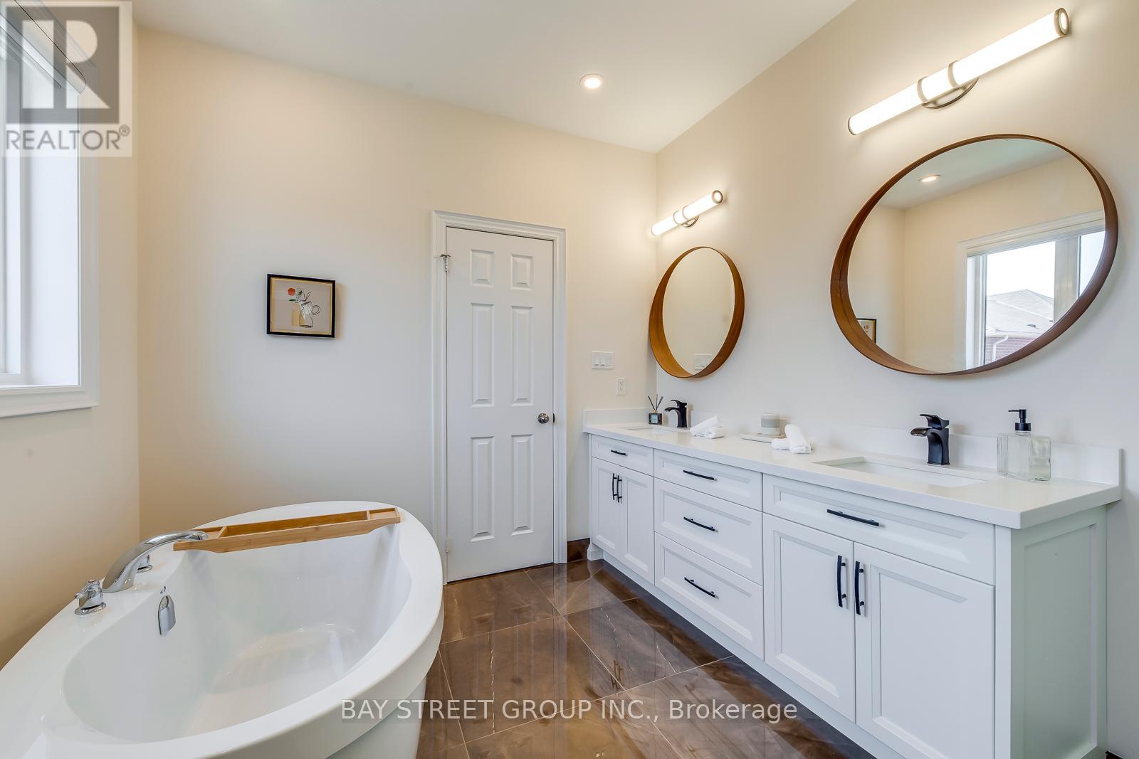 3091 Streamwood Pass, Oakville, Ontario  L6H 0S8 - Photo 26 - W12364123