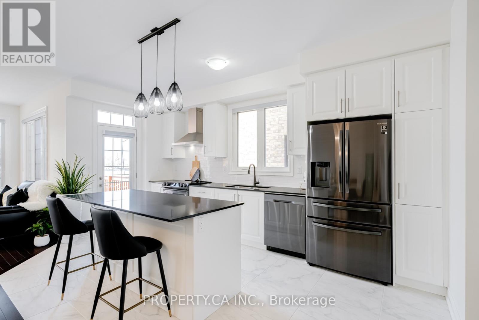 10 Fordham Road, Brampton, Ontario  L6Y 6K2 - Photo 4 - W12364150