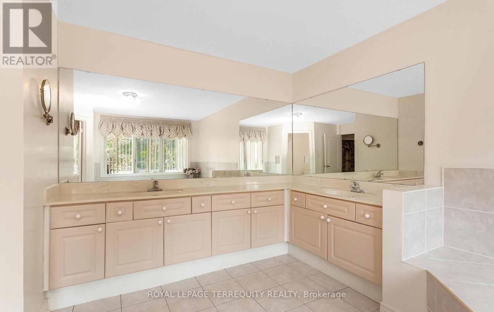5187 Forest Ridge Drive, Mississauga, Ontario  L5M 5B3 - Photo 27 - W12332442