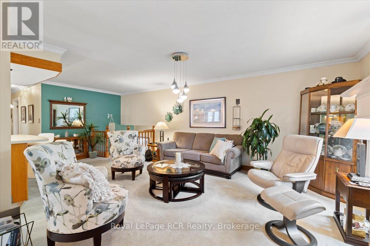 526 19th Avenue, Hanover, Ontario  N4N 3E9 - Photo 11 - X12335437