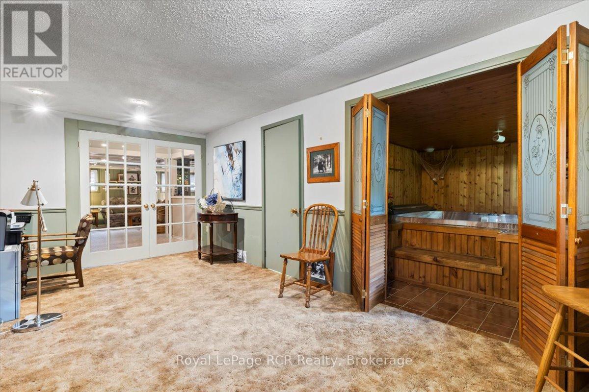 526 19th Avenue, Hanover, Ontario  N4N 3E9 - Photo 24 - X12335437