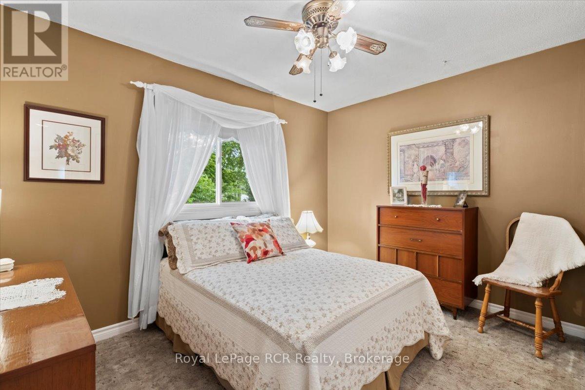526 19th Avenue, Hanover, Ontario  N4N 3E9 - Photo 12 - X12335437