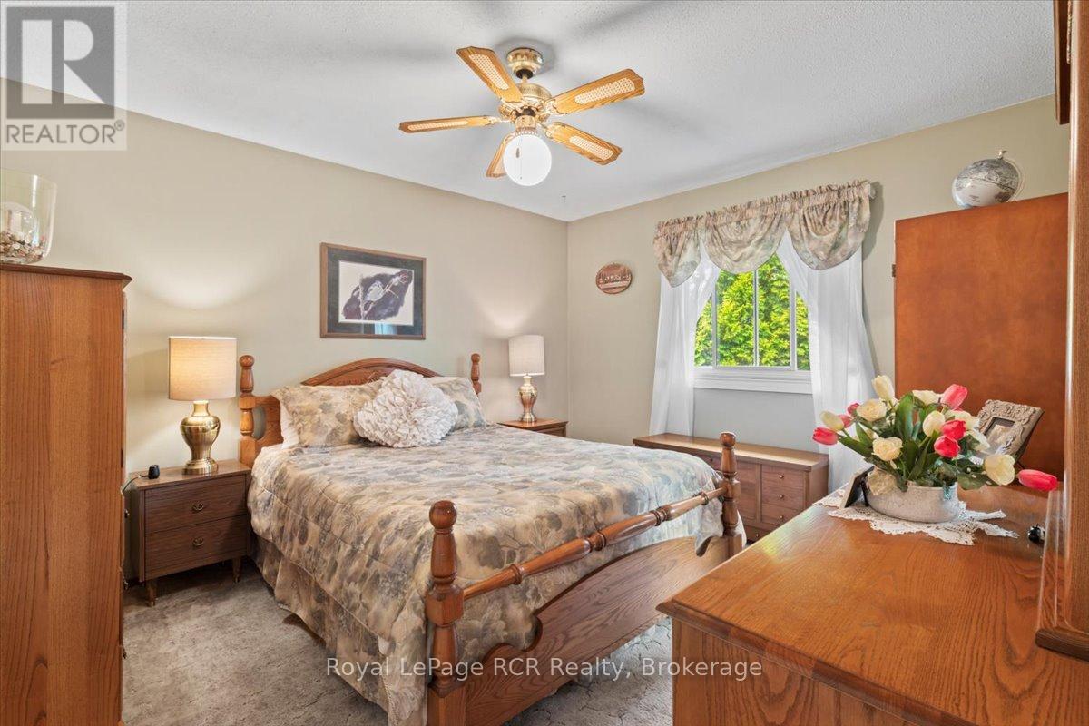 526 19th Avenue, Hanover, Ontario  N4N 3E9 - Photo 14 - X12335437