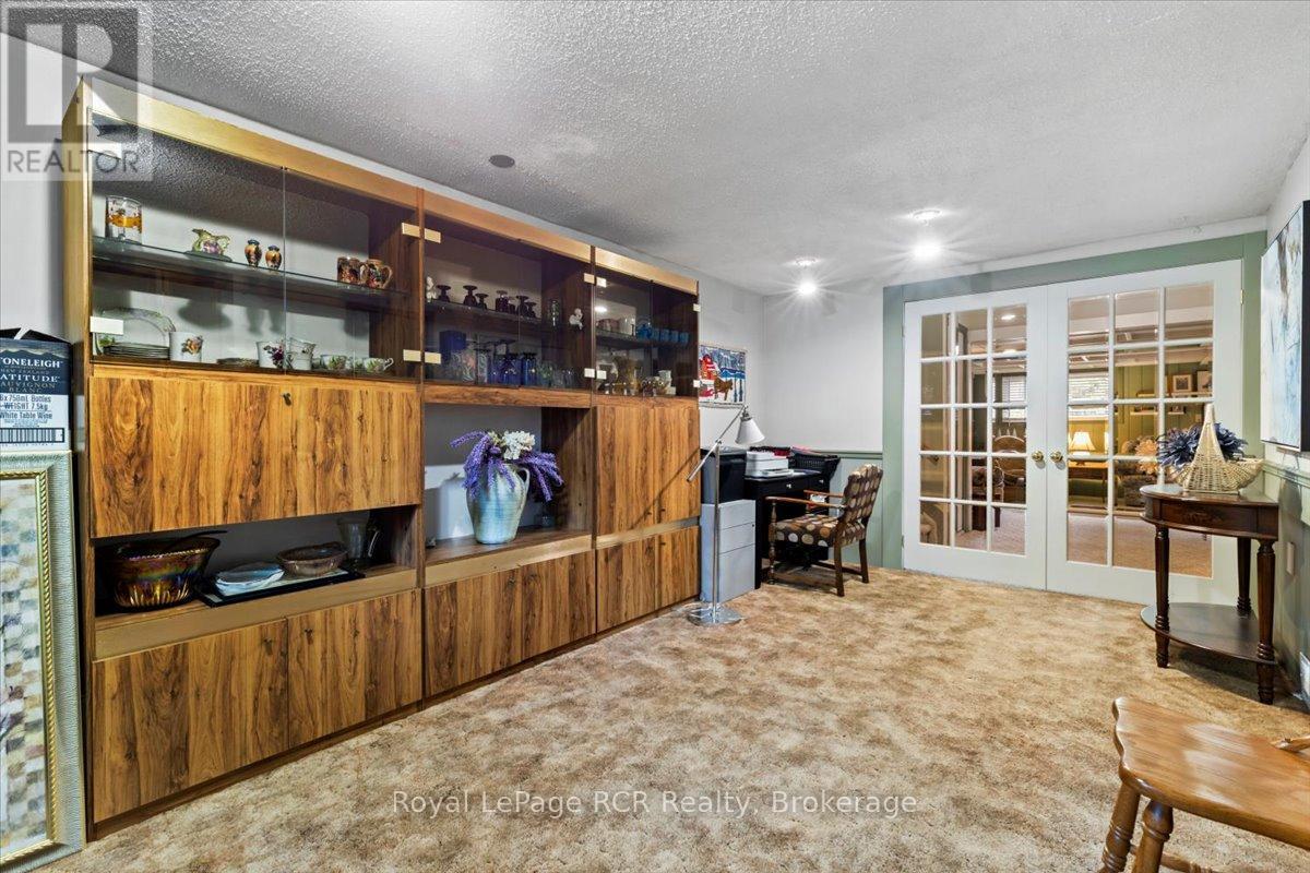 526 19th Avenue, Hanover, Ontario  N4N 3E9 - Photo 18 - X12335437